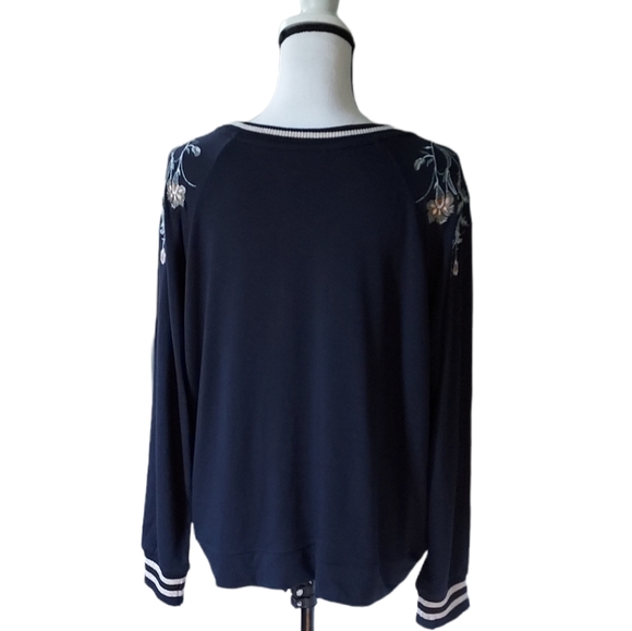 Rose + Olive Top Stretch Knit Embroidered Raglan Sleeve Navy Blue Large NWOT - Picture 4 of 8